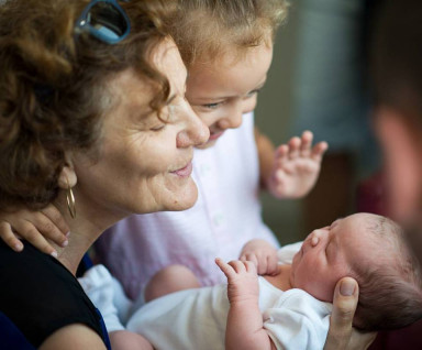 Американские бабушки не сидят с детьми...