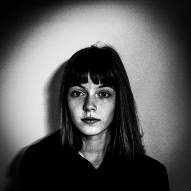 Колбаса вдруг исчезла и поплыла по скатерти