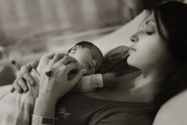 Разыскиваются волонтеры, чтобы обнимать младенцев