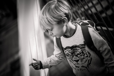 Что делать, если ребенок сосет палец: советы психолога