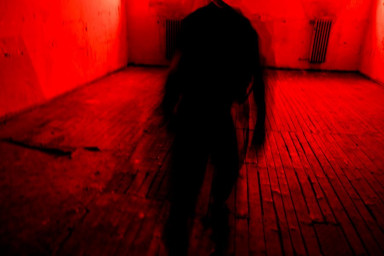 ​Девочку-подростка насиловали 6 человек. Среди них ее школьный учитель, полицейский, адвокат и гинеколог