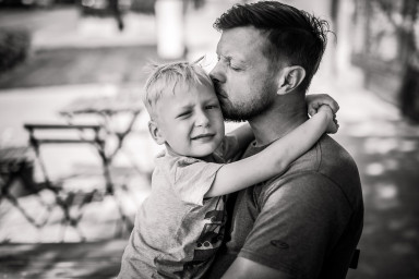 «Почему отцам нужно напоминать о том, что смена подгузников, прогулка в парке и приготовление каши — это нормально?»