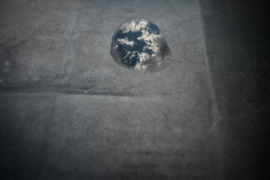 Мама с двумя детьми выбросилась из окна в Москве