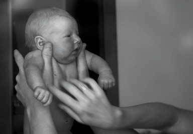 Отец новорожденного ребенка составил подробный список правил посещения для родственников — и они тут же их нарушили