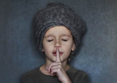 Мама, давай я буду плакать дома?