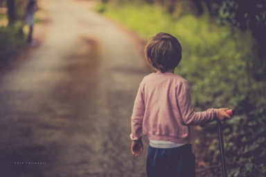 Мама уехала. Ребенок не скучает. В чем риск?