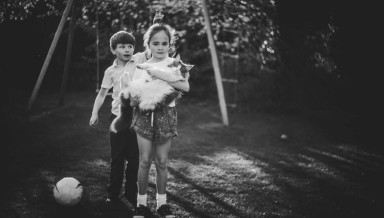 Итоги недели: как не оказать ребенку медвежью услугу и кого должны слушать родители?