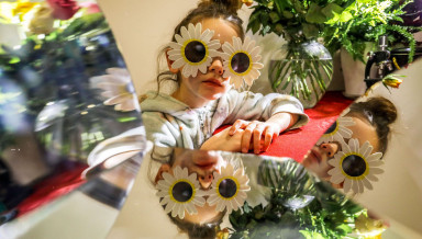 К платью пришито еще двадцать пять юбок