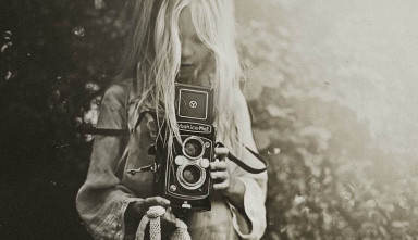 В мини, с косичкой до пояса! 