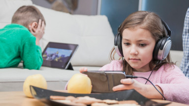 «Цифровые Маугли»: Как ИИ меняет роли важных взрослых в жизни ребенка