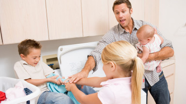 Ребенок не помогает по дому: как научить его выполнять домашние обязанности без скандалов?