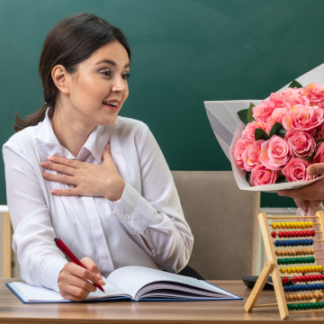 Дарить ли учителю цветы на 1 сентября?