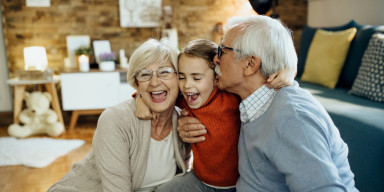 Как сделать подарок бабушке и дедушке своими руками: идеи для детей