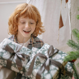 Папа на удаленке: как поздравить ребенка с Новым годом?