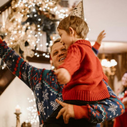 Как отметить Новый год с детьми в компании друзей: практические советы