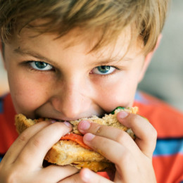 5 способов накормить ребенка, если мамы нет дома