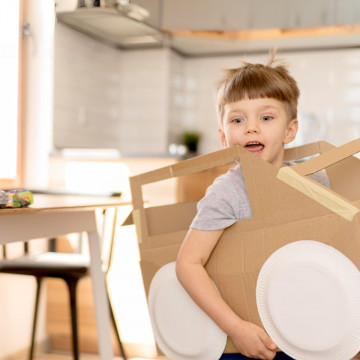 Во что поиграть с малышом: 5 полезных игр из подручных материалов