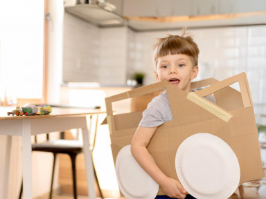 Во что поиграть с малышом: 5 полезных игр из подручных материалов