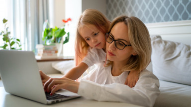 Мама с дочкой у ноутбук