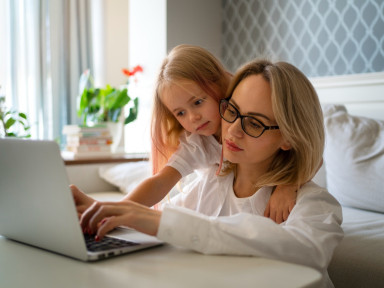 Мама с дочкой у ноутбук