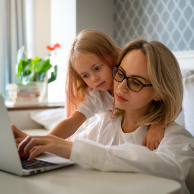 Мама с дочкой у ноутбук