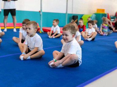 Дети сидят на матах