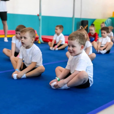 Дети сидят на матах