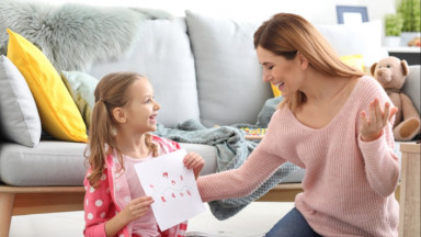 Дочка показывает маме рисунок