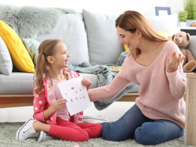 Дочка показывает маме рисунок