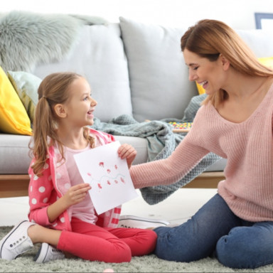 Дочка показывает маме рисунок