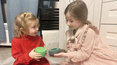 Девочки с колонками в руках