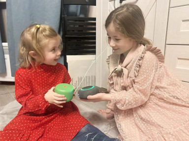 Девочки с колонками в руках