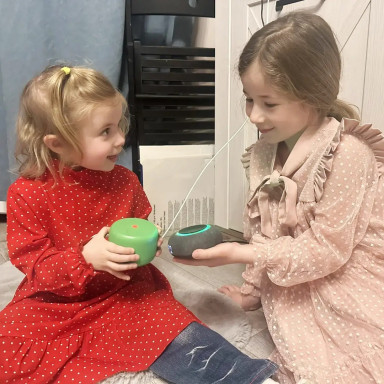 Девочки с колонками в руках