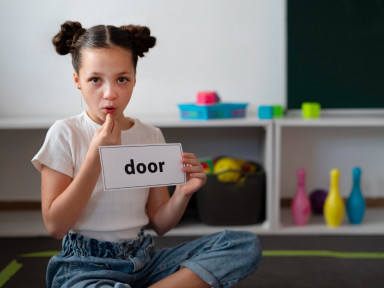 Девочка с карточкой слова в руке