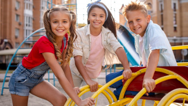 Дети на детской площадке