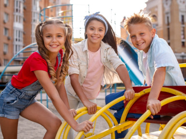 Дети на детской площадке