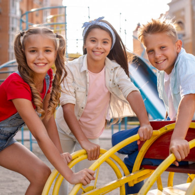 Дети на детской площадке