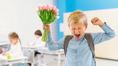 Школьник с букетом цветов