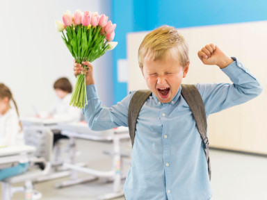 Школьник с букетом цветов