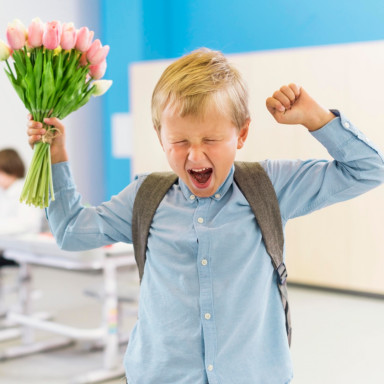 Школьник с букетом цветов