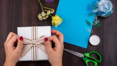 Канцелярские принадлежности и подарочная коробка, с бантом