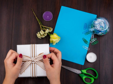 Канцелярские принадлежности и подарочная коробка, с бантом