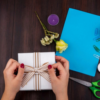 Канцелярские принадлежности и подарочная коробка, с бантом