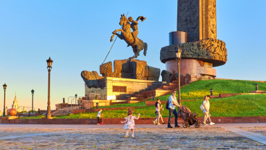 Семья на прогулке у памятника