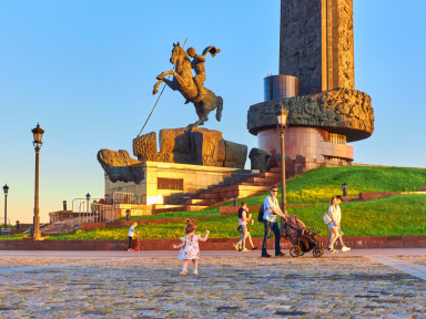 Семья на прогулке у памятника