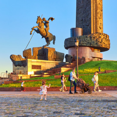 Семья на прогулке у памятника