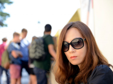 Женщина в солнечных очках